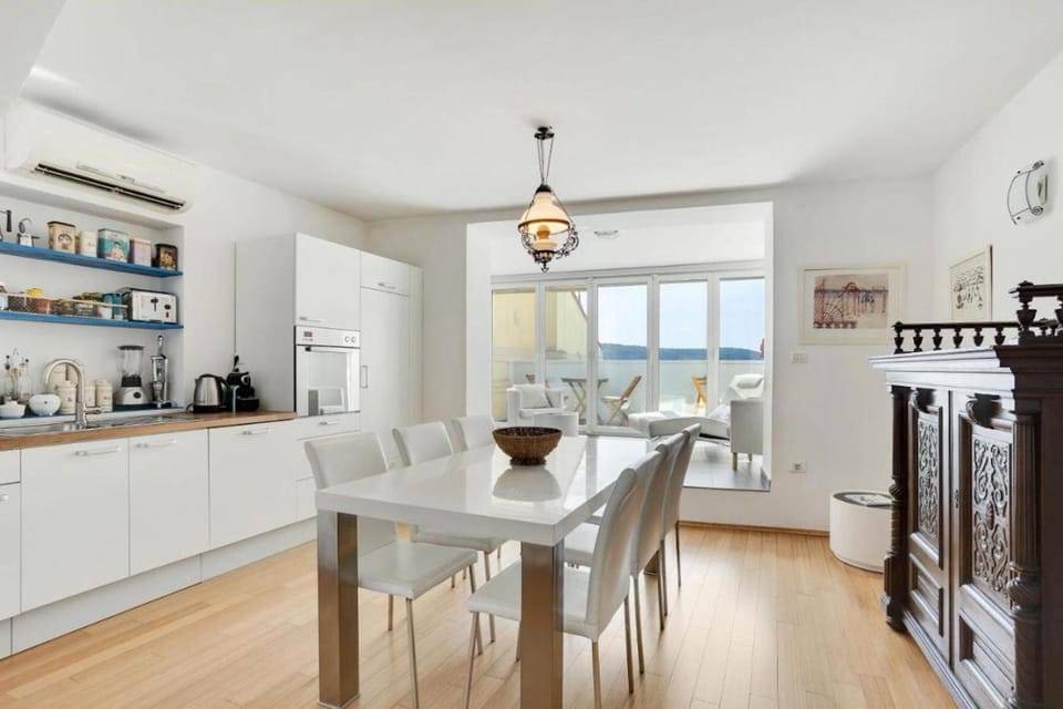 Coffee/tea facilities, Kitchen or kitchenette, Seating area, Dining area