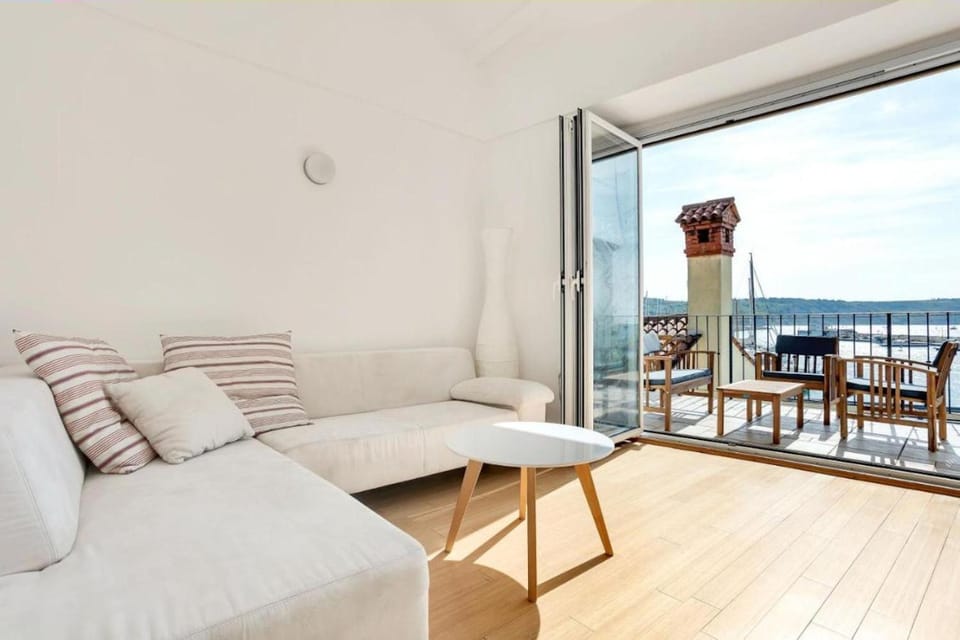 Natural landscape, View (from property/room), Balcony/Terrace, Living room, Seating area, Dining area, Sea view