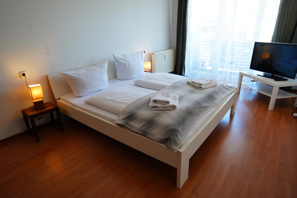 Bed, TV and multimedia, Photo of the whole room, Bedroom, towels