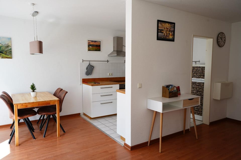 Kitchen or kitchenette, Dining area, oven