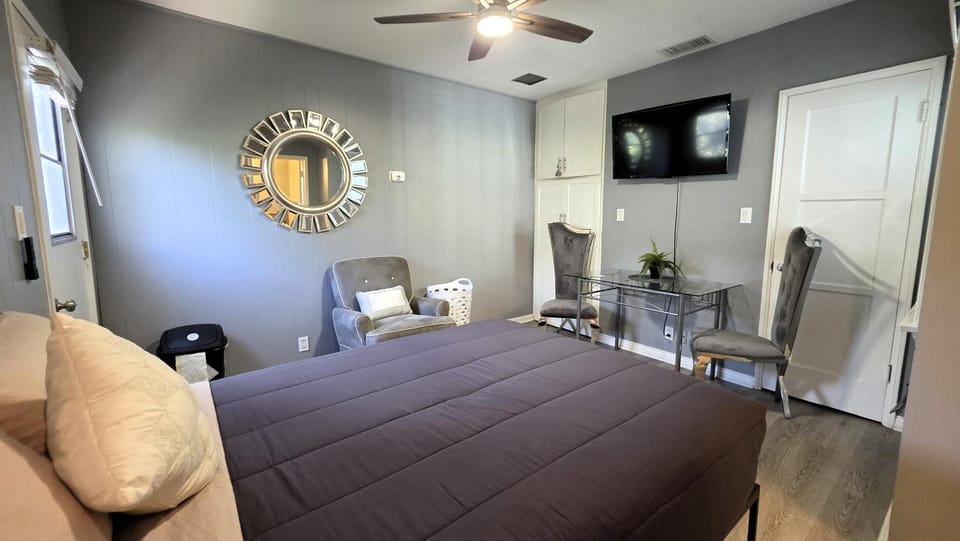 Bed, TV and multimedia, Photo of the whole room, Seating area, Bedroom