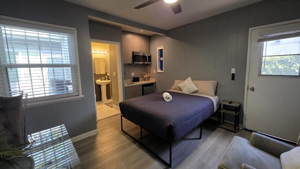 Bed, TV and multimedia, Photo of the whole room, Seating area, Bedroom