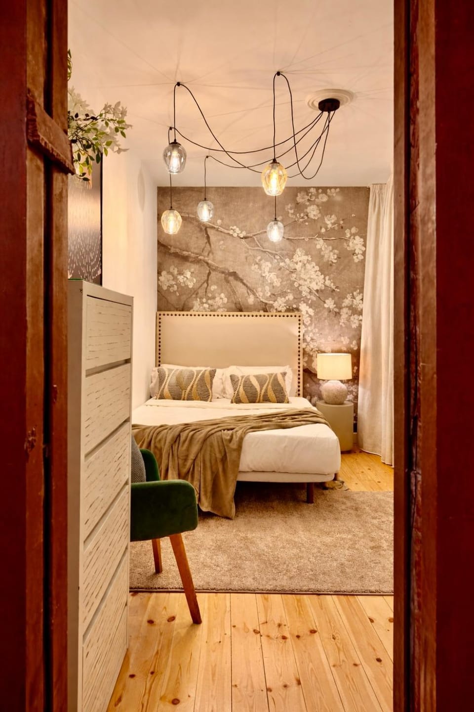 Balcony/Terrace, Decorative detail, Decorative detail, Animals, Pets, Guests, young children, older children, group of guests, Family, bidet, heating, internet, pet friendly, storage, towels, kitchen, air conditioner