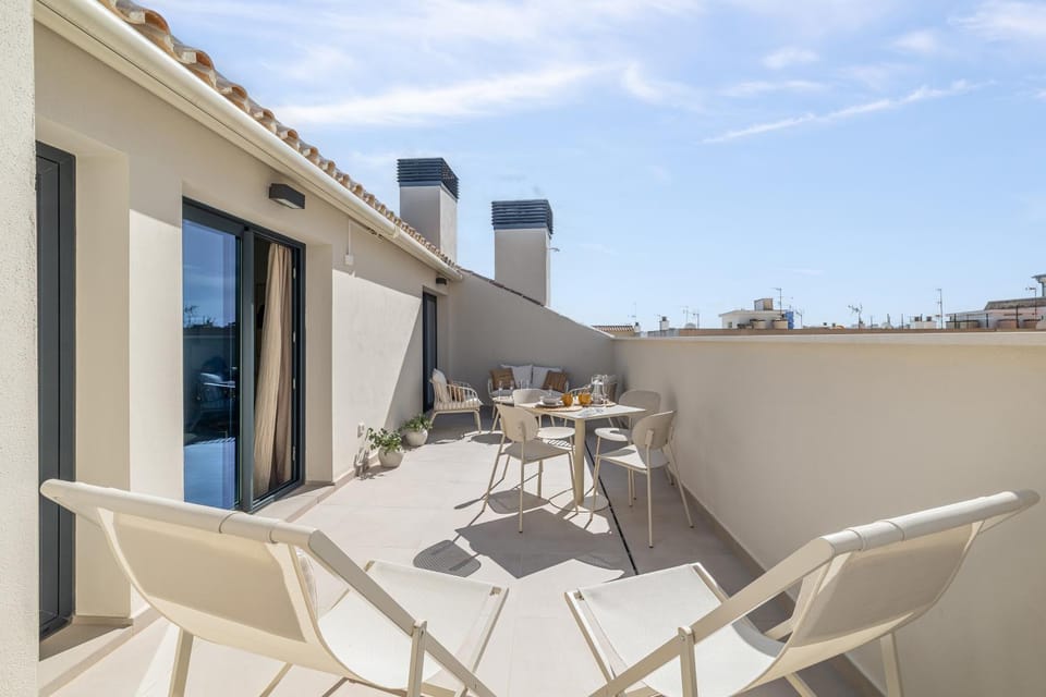 View (from property/room), Balcony/Terrace, City view, furniture, sunbed