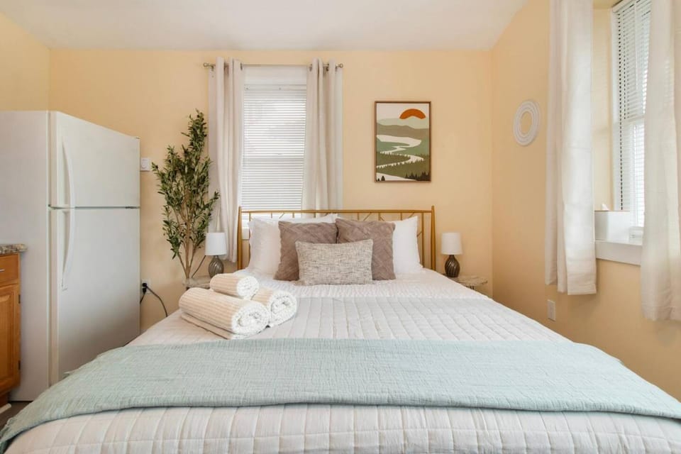 Chic Groton Studio • A Cozy, Modern & Central Gem Apartment in New London