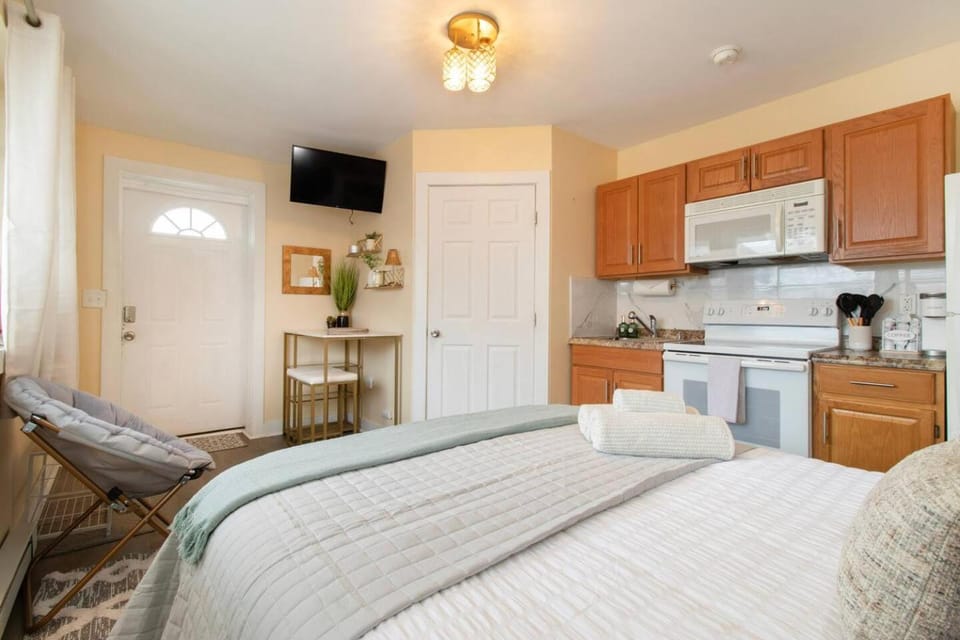 Chic Groton Studio • A Cozy, Modern & Central Gem Apartment in New London