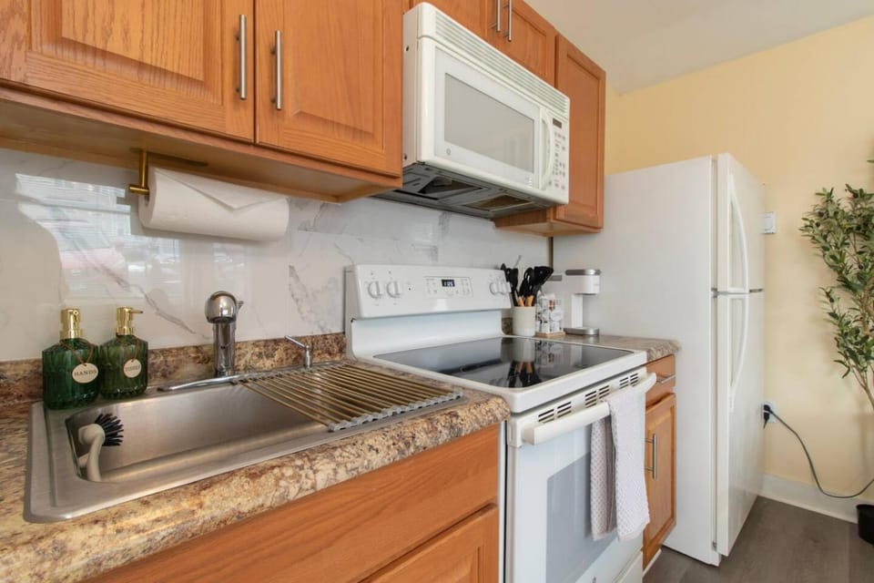 Chic Groton Studio • A Cozy, Modern & Central Gem Apartment in New London