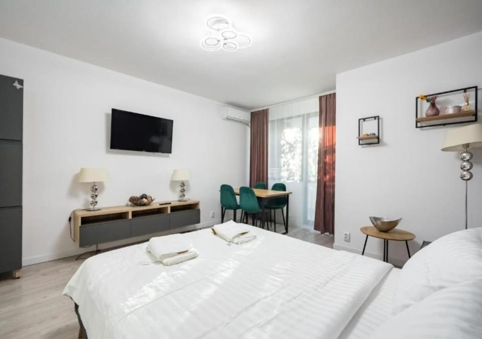 Bed, TV and multimedia, Bedroom
