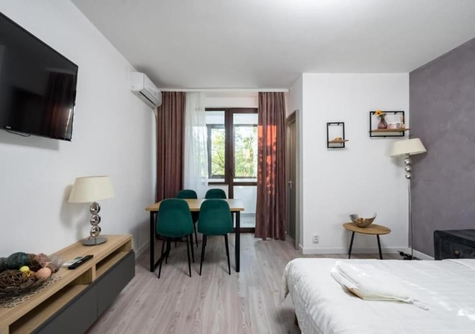 Bed, TV and multimedia, Dining area, Bedroom
