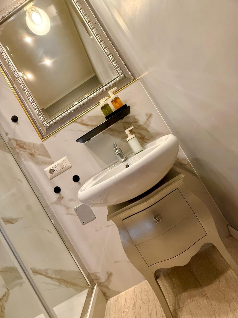 Madame Sofia Budget Basement Rooms with Large Windows - Camera Leggermente sotto il piano Terra con affaccio giardino Bed and Breakfast in Rome