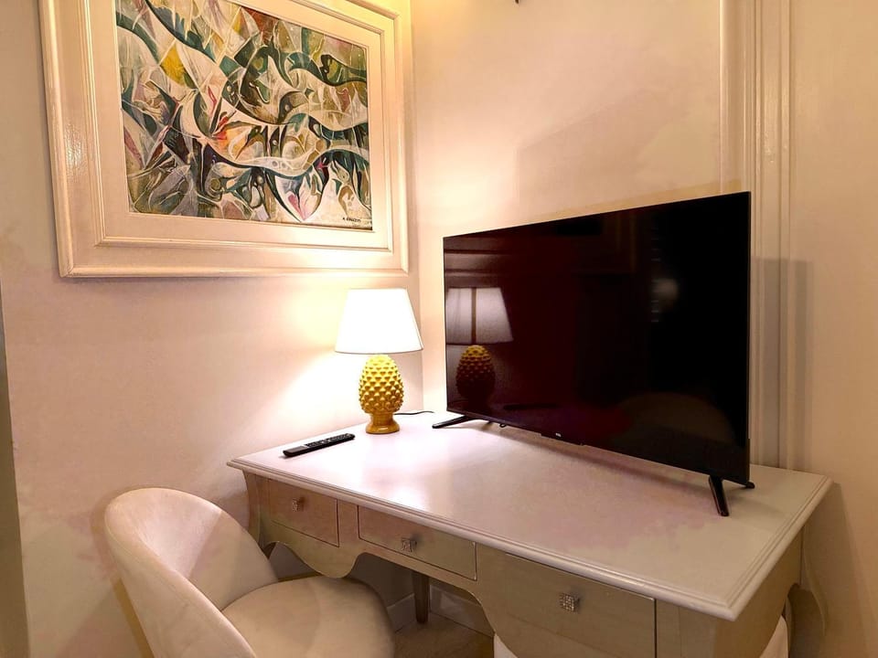 Madame Sofia Budget Basement Rooms with Large Windows - Camera Leggermente sotto il piano Terra con affaccio giardino Bed and Breakfast in Rome