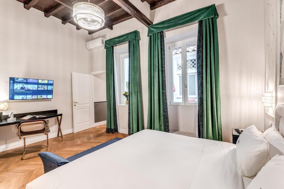 Bed, TV and multimedia, Photo of the whole room, Bedroom