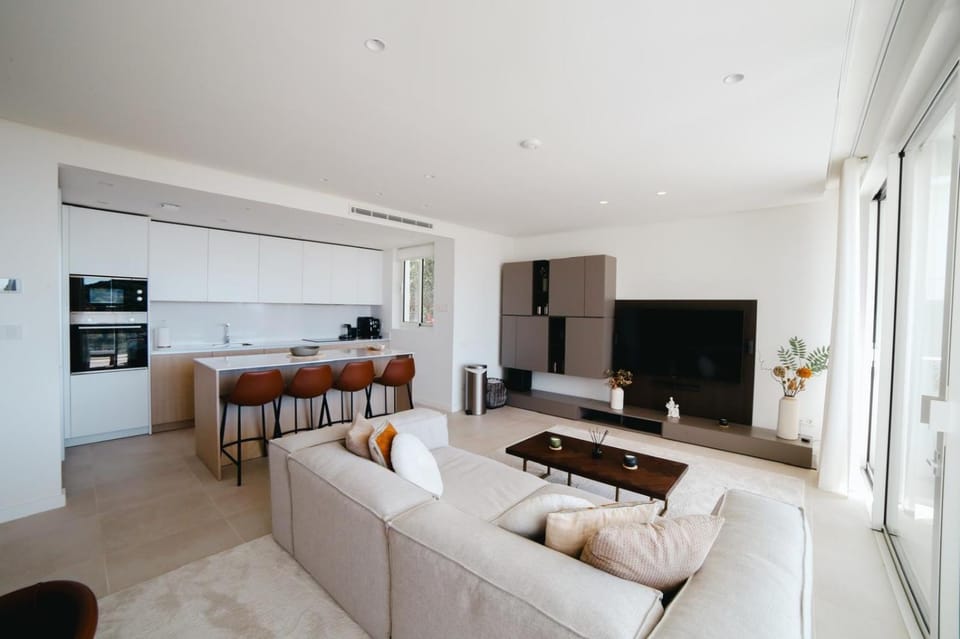TV and multimedia, Kitchen or kitchenette, Living room, Seating area, Dining area