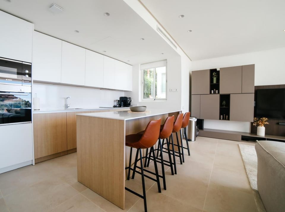 Kitchen or kitchenette, Living room, Seating area, Dining area, oven