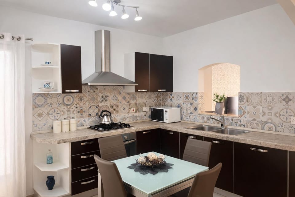 Coffee/tea facilities, Kitchen or kitchenette, Dining area, stove, toaster