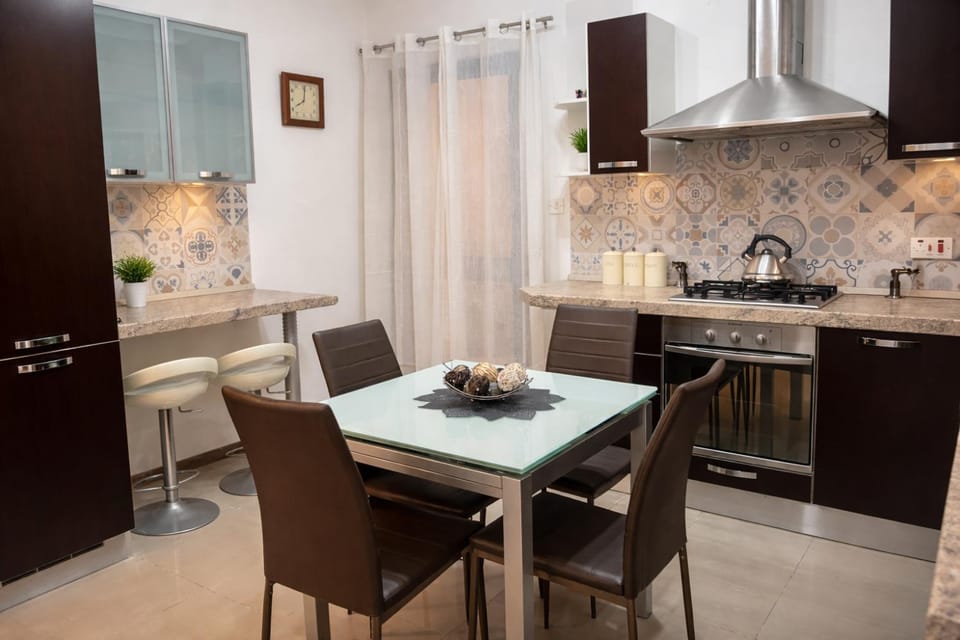 Kitchen or kitchenette, Dining area, stove