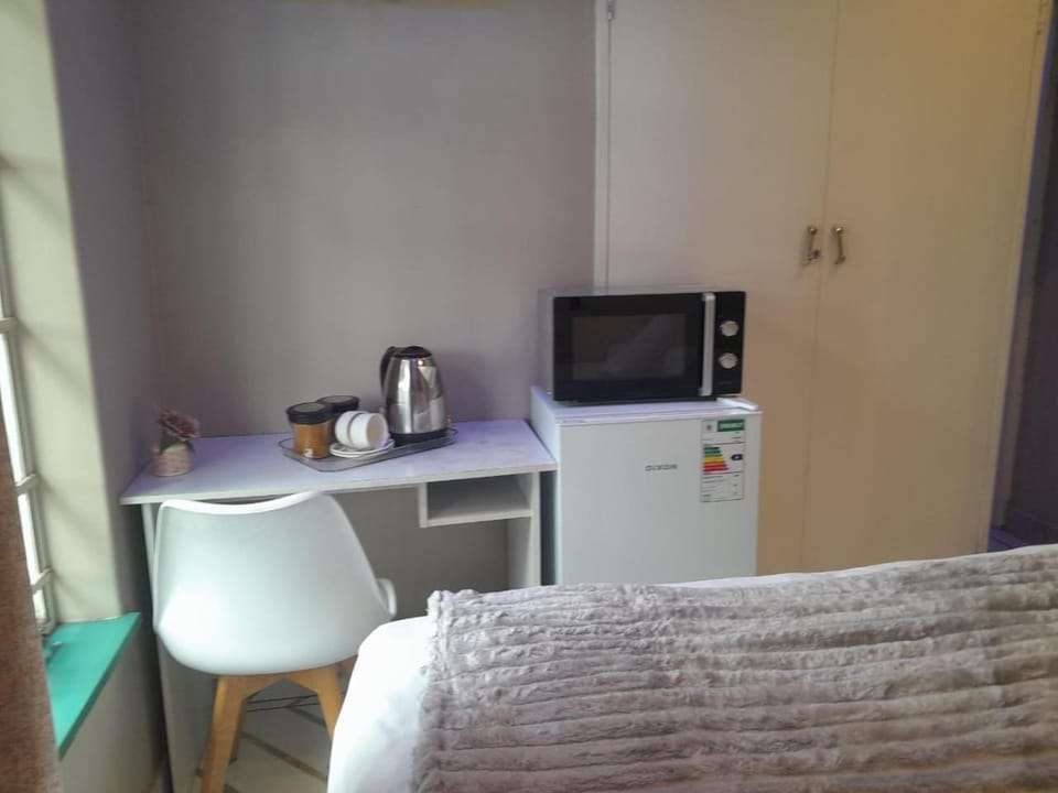 Bed, TV and multimedia, Coffee/tea facilities, Kitchen or kitchenette, Photo of the whole room, Dining area, Bedroom, minibar