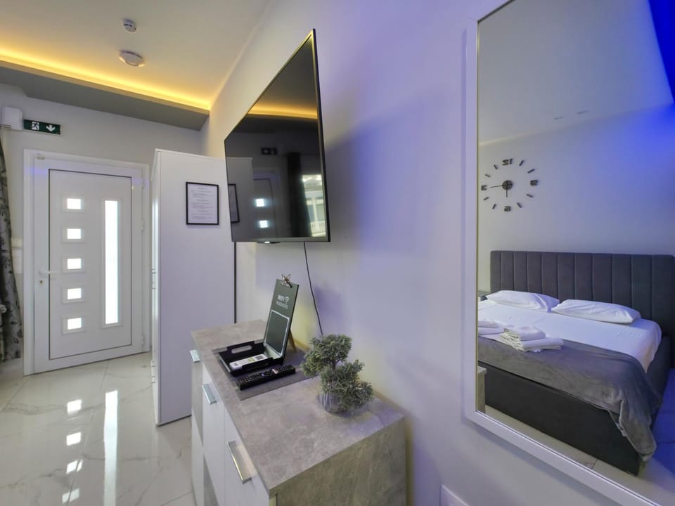 Bed, TV and multimedia, Bedroom, towels