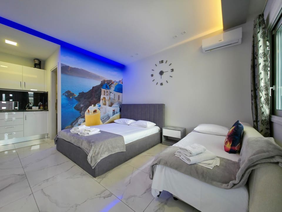 Bed, TV and multimedia, Photo of the whole room, Bedroom, towels, air conditioner