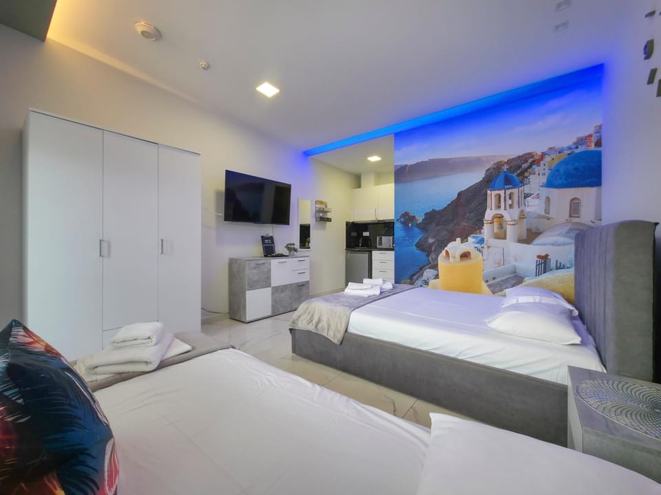 Bed, TV and multimedia, Photo of the whole room, Bedroom, towels