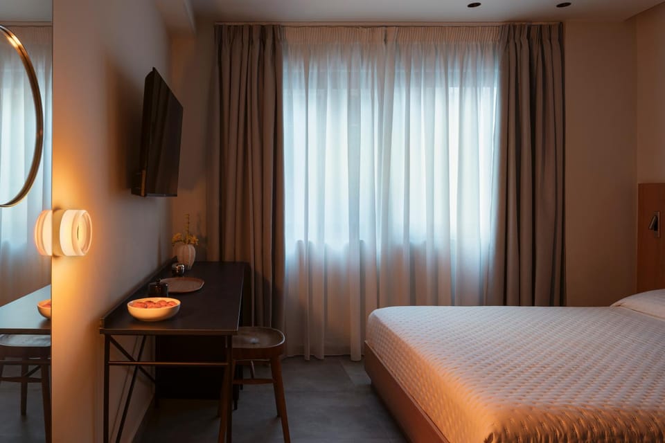 Bed, TV and multimedia, Photo of the whole room, Bedroom