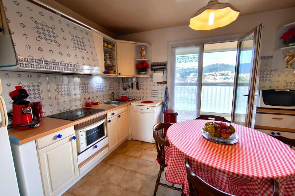 Large bright apartment with balcony and sea view Apartment in Ajaccio