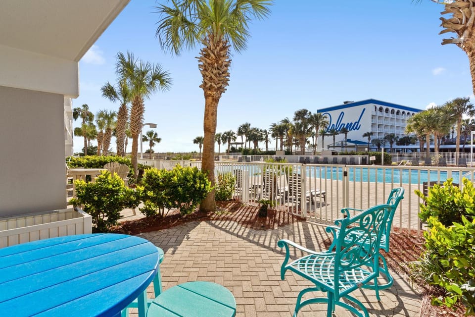 Gulfside 107 at Destin West - Ground Floor - Direct Pool & Beach Access - Free Beach Service House in Okaloosa Island