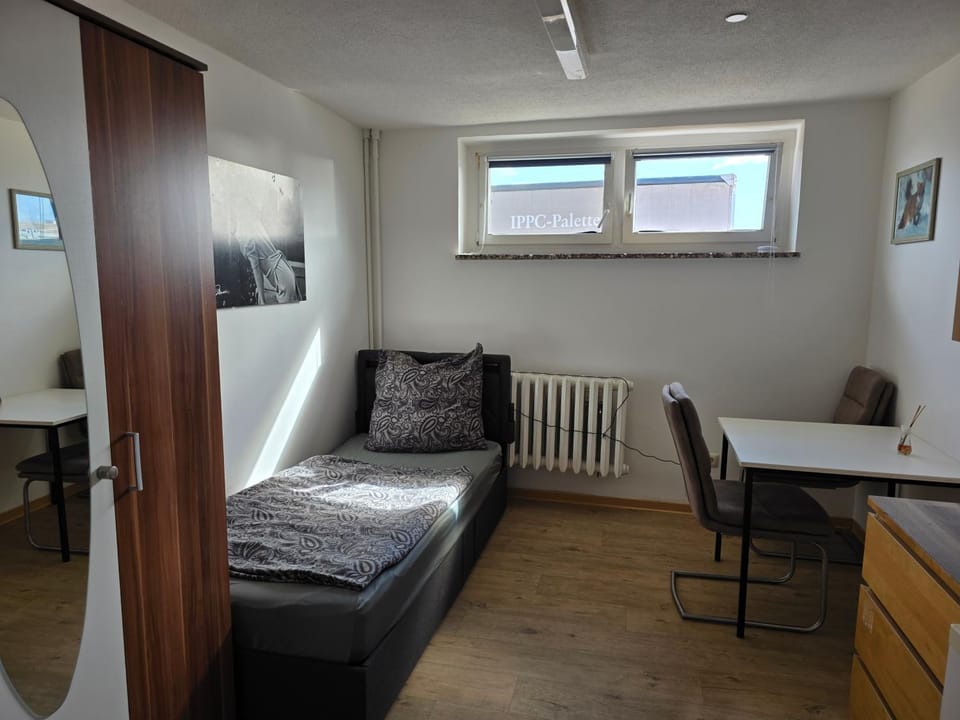 Bed, Living room, Photo of the whole room, Seating area, Dining area, Bedroom