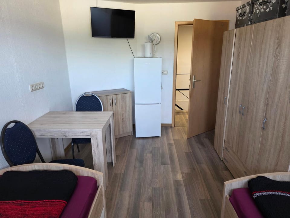 TV and multimedia, Living room, Seating area, Dining area, internet, wardrobe