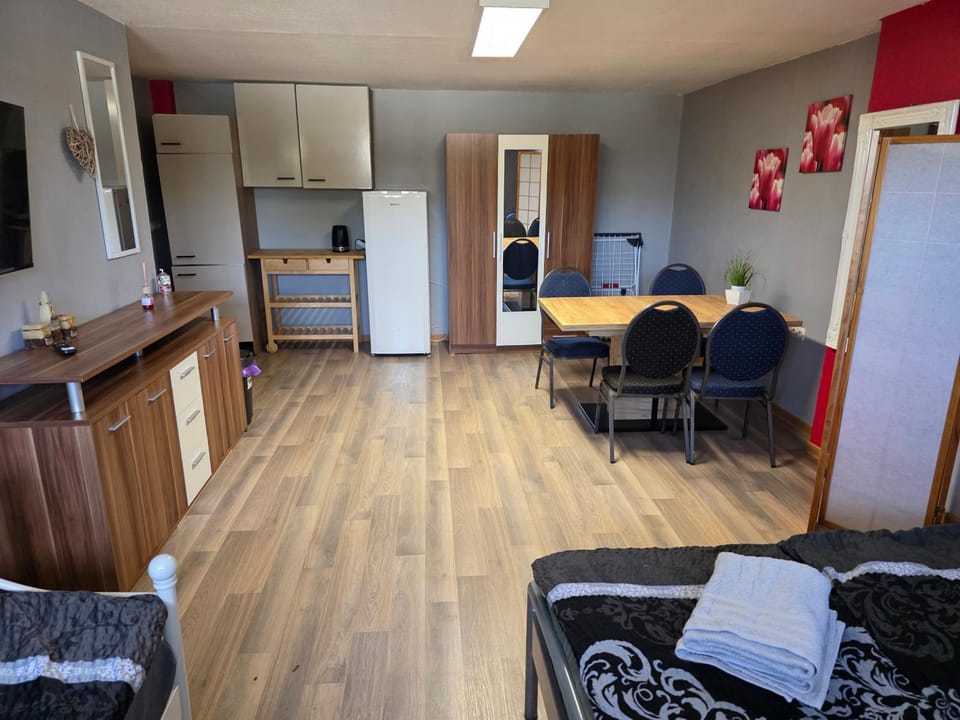 Living room, Seating area, Dining area, towels
