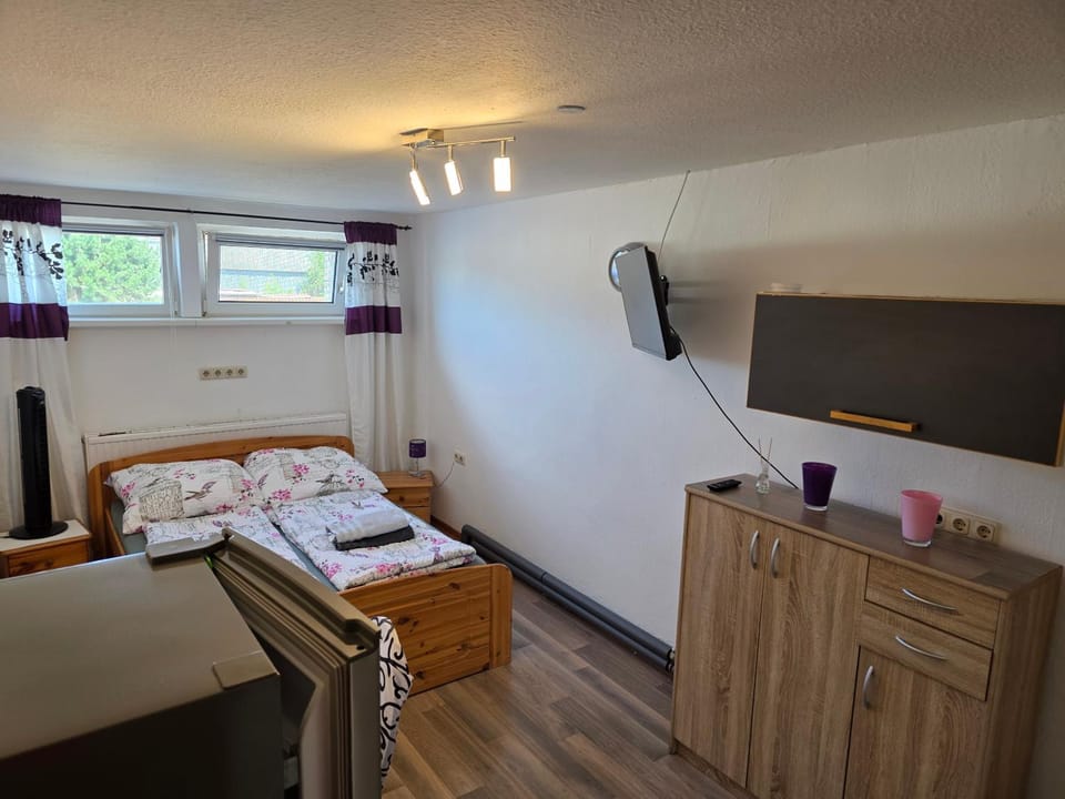 Bed, Photo of the whole room, Seating area, Bedroom, towels