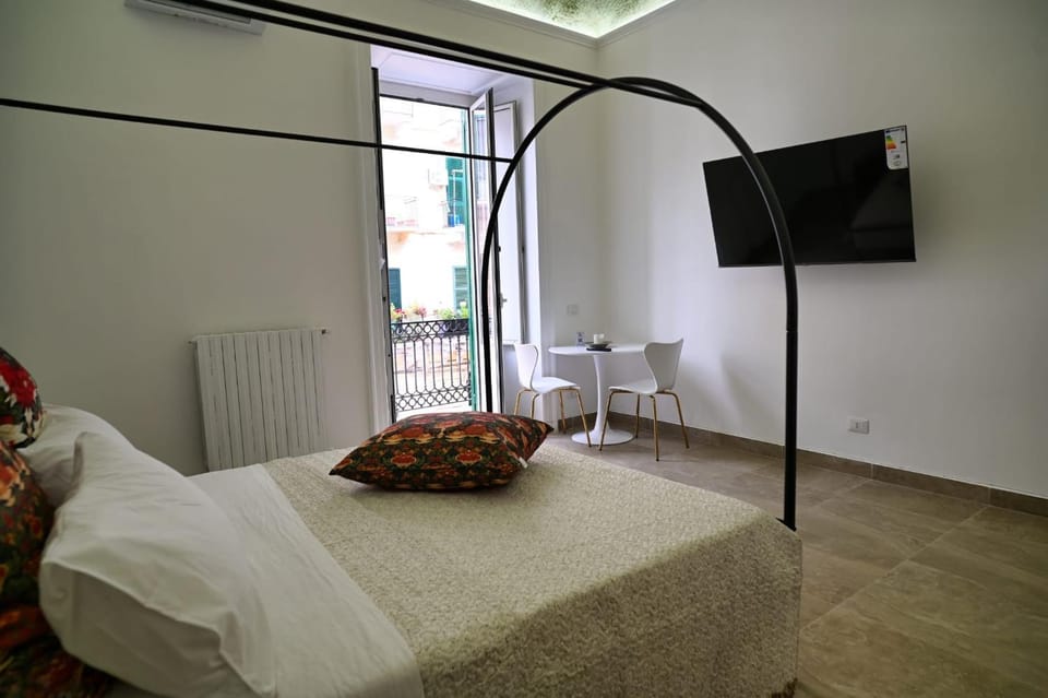 Bed, TV and multimedia, Photo of the whole room, Seating area, Bedroom