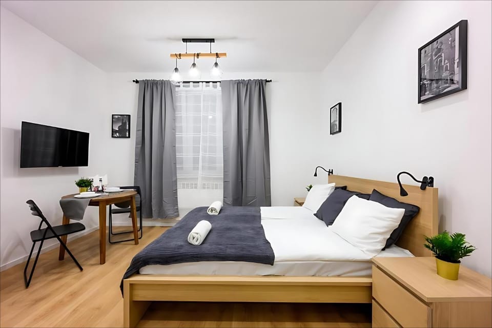 Bed, TV and multimedia, Photo of the whole room, Seating area, Bedroom