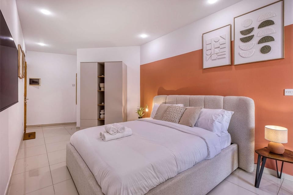 Bed, TV and multimedia, Living room, Photo of the whole room, Seating area, Bedroom, wardrobe