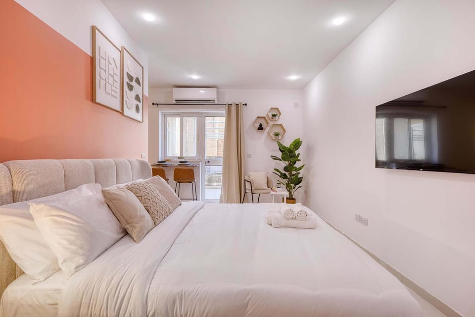 Bed, TV and multimedia, Living room, Photo of the whole room