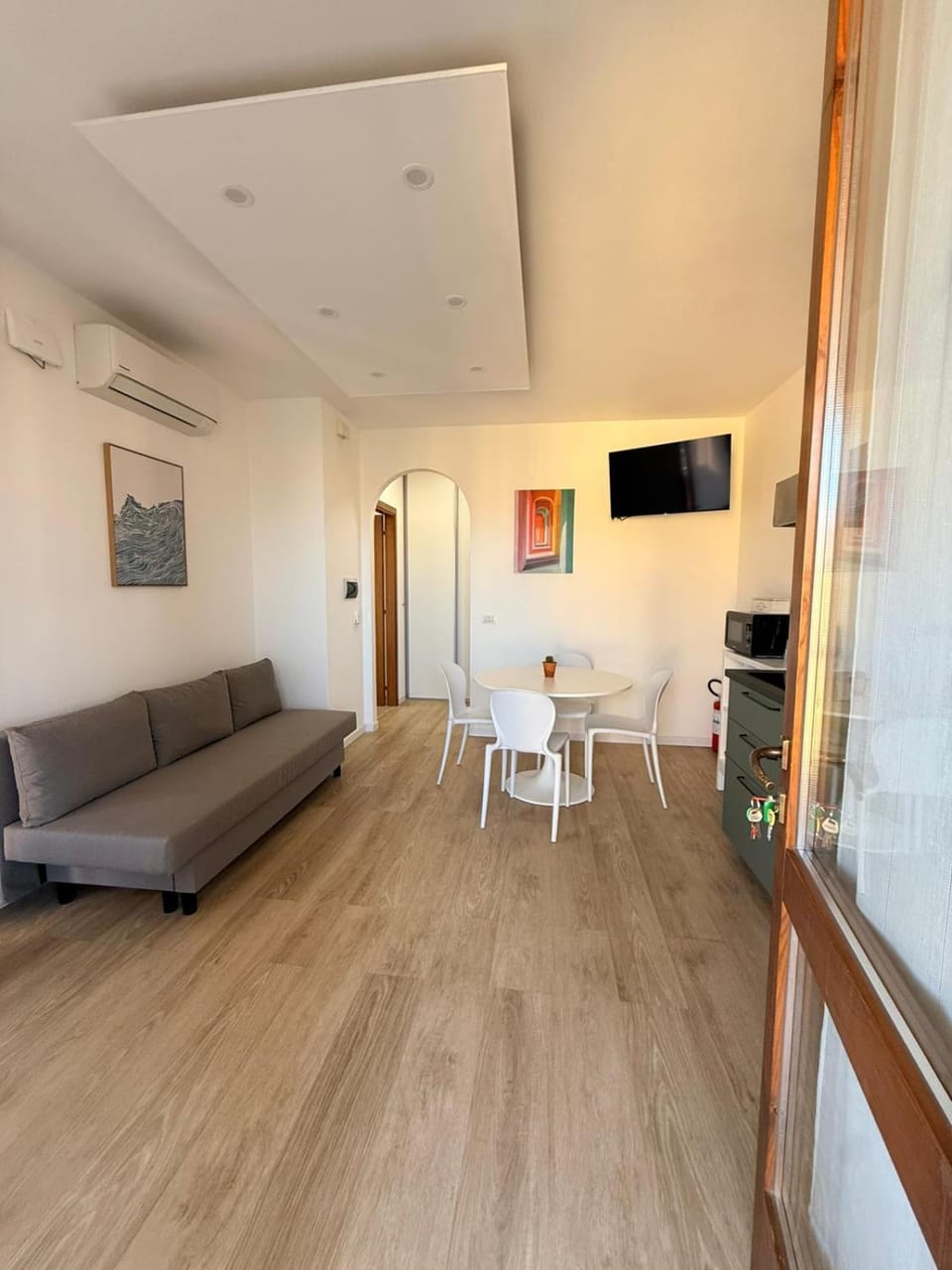 Facade/entrance, TV and multimedia, Living room, microwave, kitchen, air conditioner