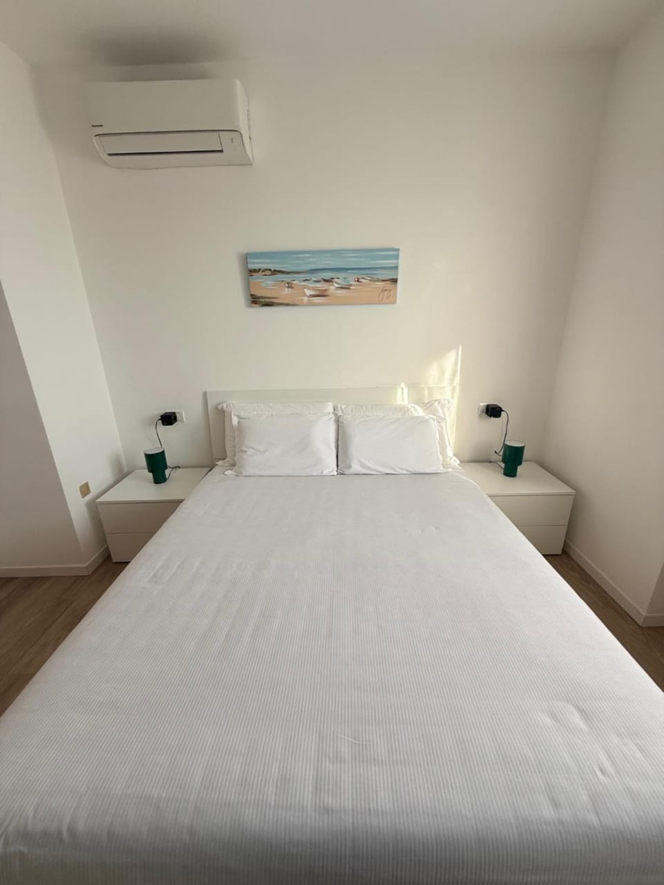 Bed, air conditioner