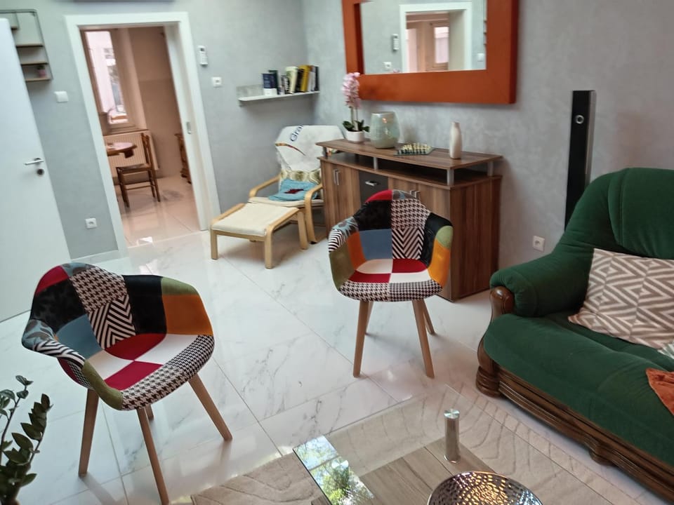 Seating area, internet, air conditioner