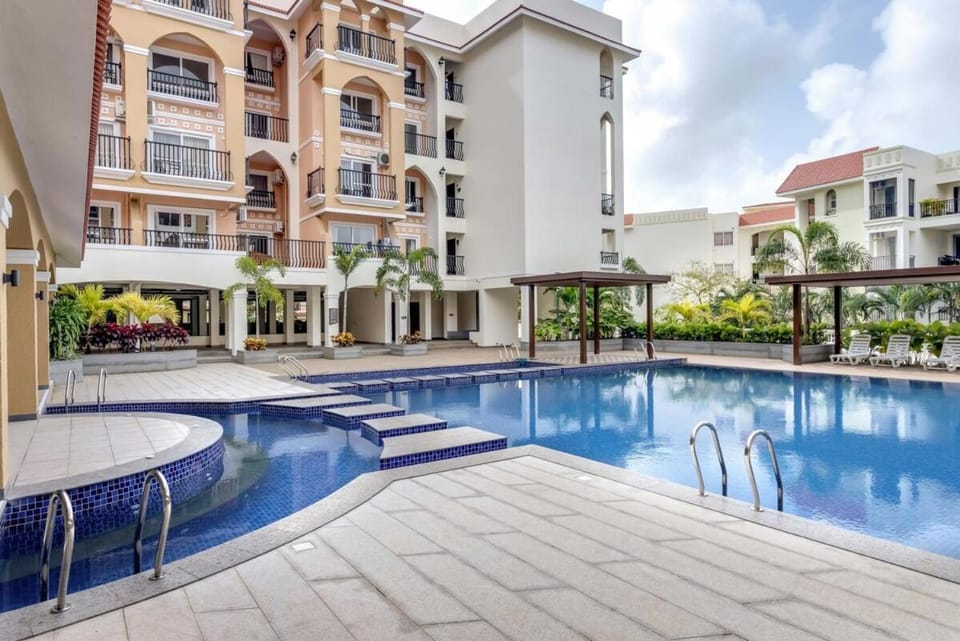 Property building, Patio, Day, Pool view, Swimming pool, sunbed