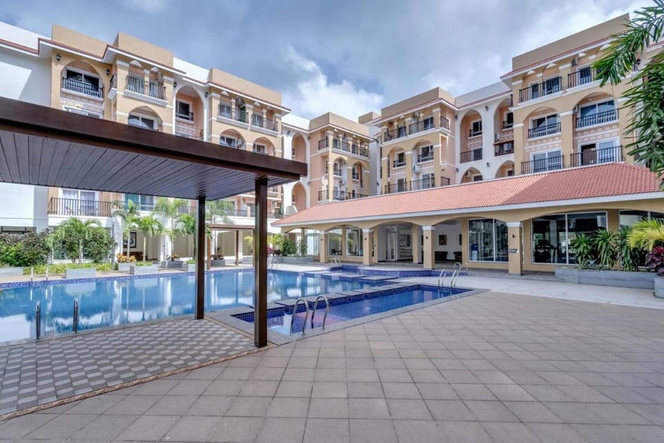 Property building, Day, Pool view, Swimming pool