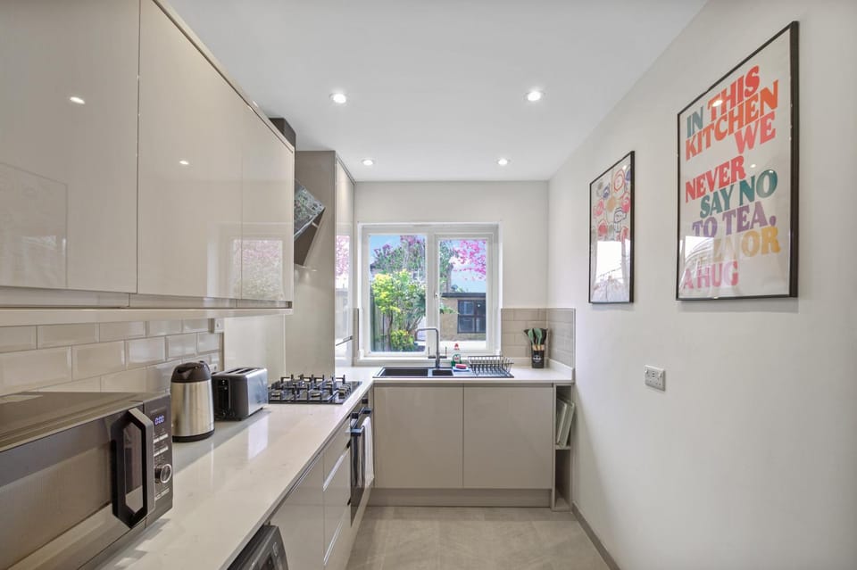 Coffee/tea facilities, Kitchen or kitchenette, dishwasher, stove, kitchen