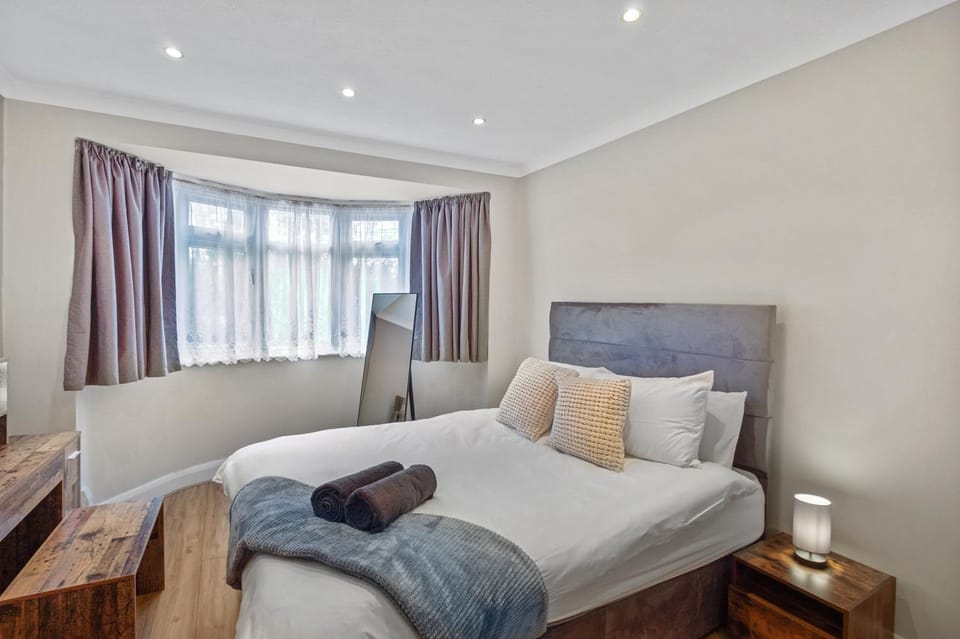 Bed, Bedroom, towels, wardrobe