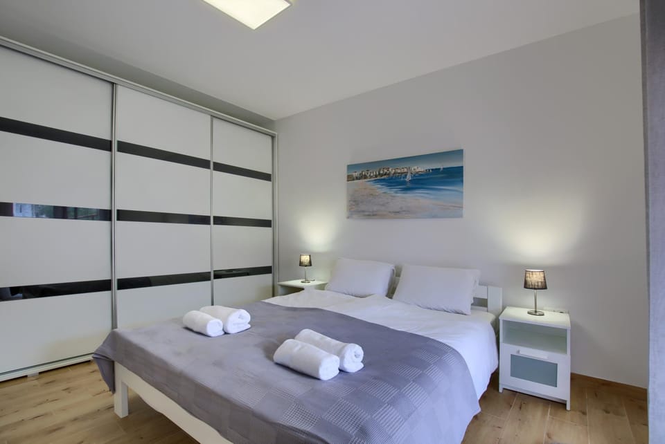 Bed, towels