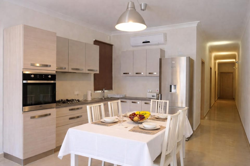 Coffee/tea facilities, Dining area, internet, microwave, oven, stove, toaster, washing machine, kitchen