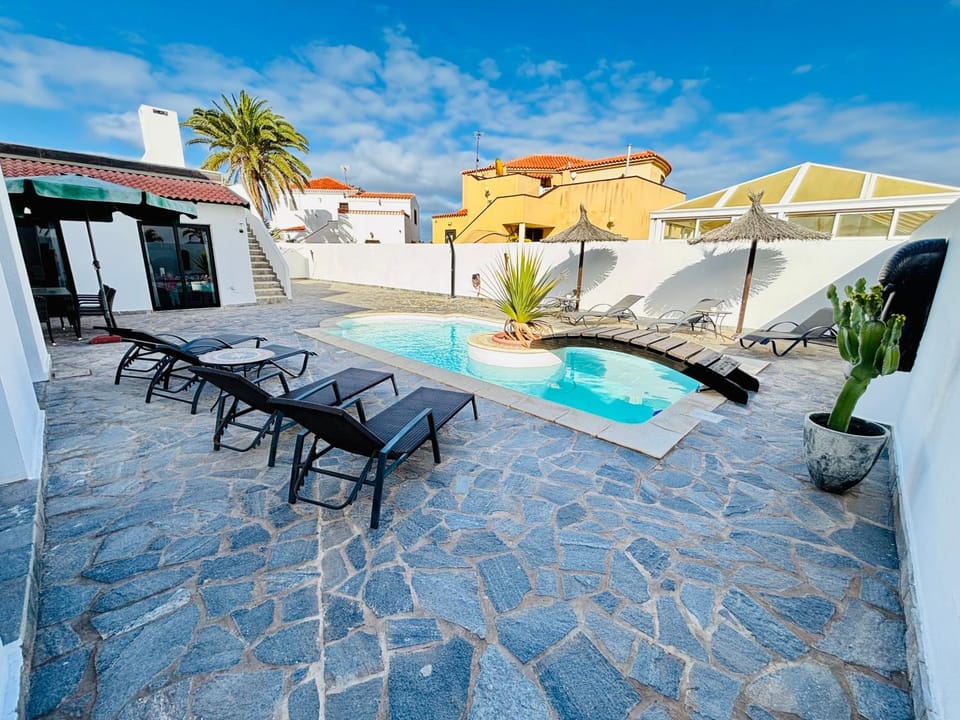 Property building, Patio, Day, Pool view, Swimming pool, sunbed