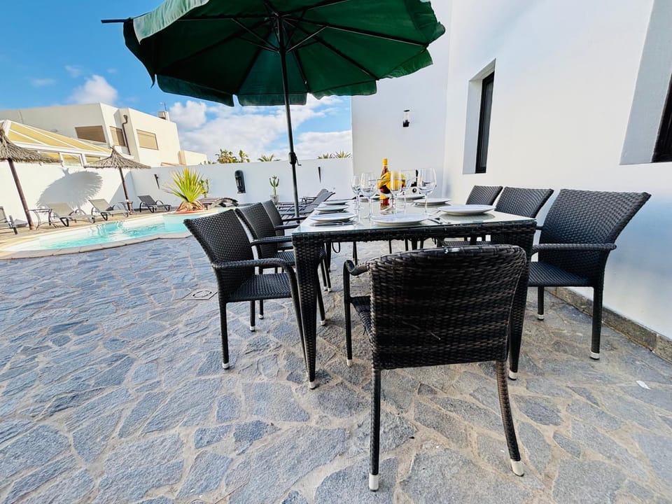 Patio, Day, Food and drinks, Dining area, Pool view, Swimming pool, Drinks, sunbed
