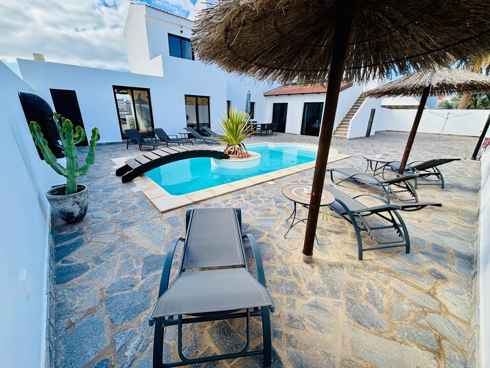 Property building, Patio, Day, Pool view, Swimming pool, sunbed