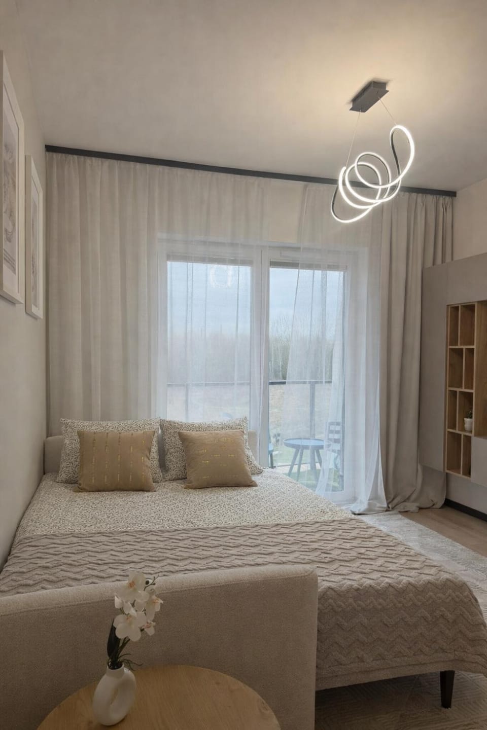 Bed, Living room