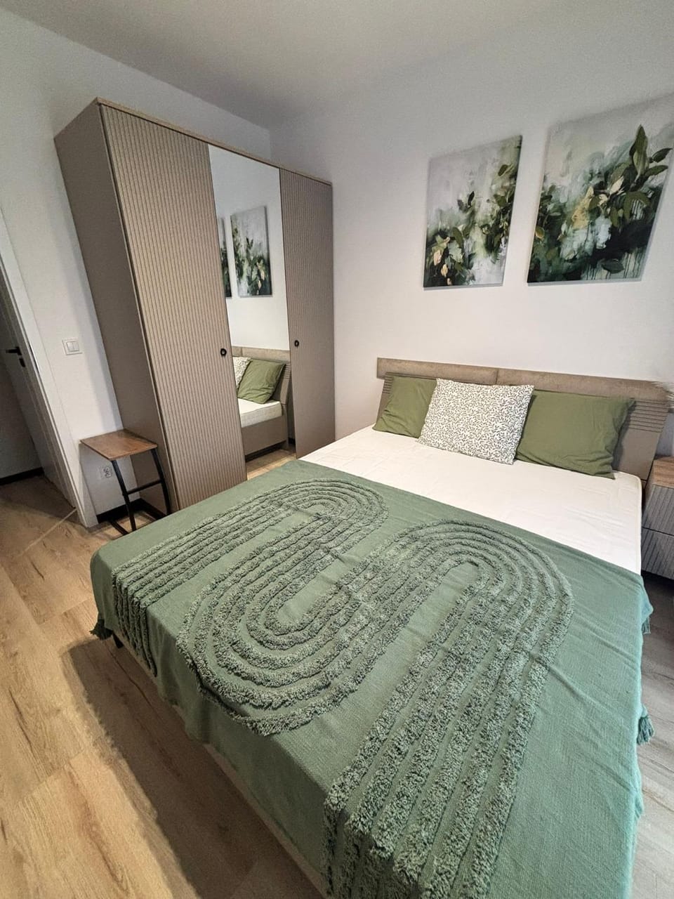 Bed, Photo of the whole room, Seating area, Bedroom