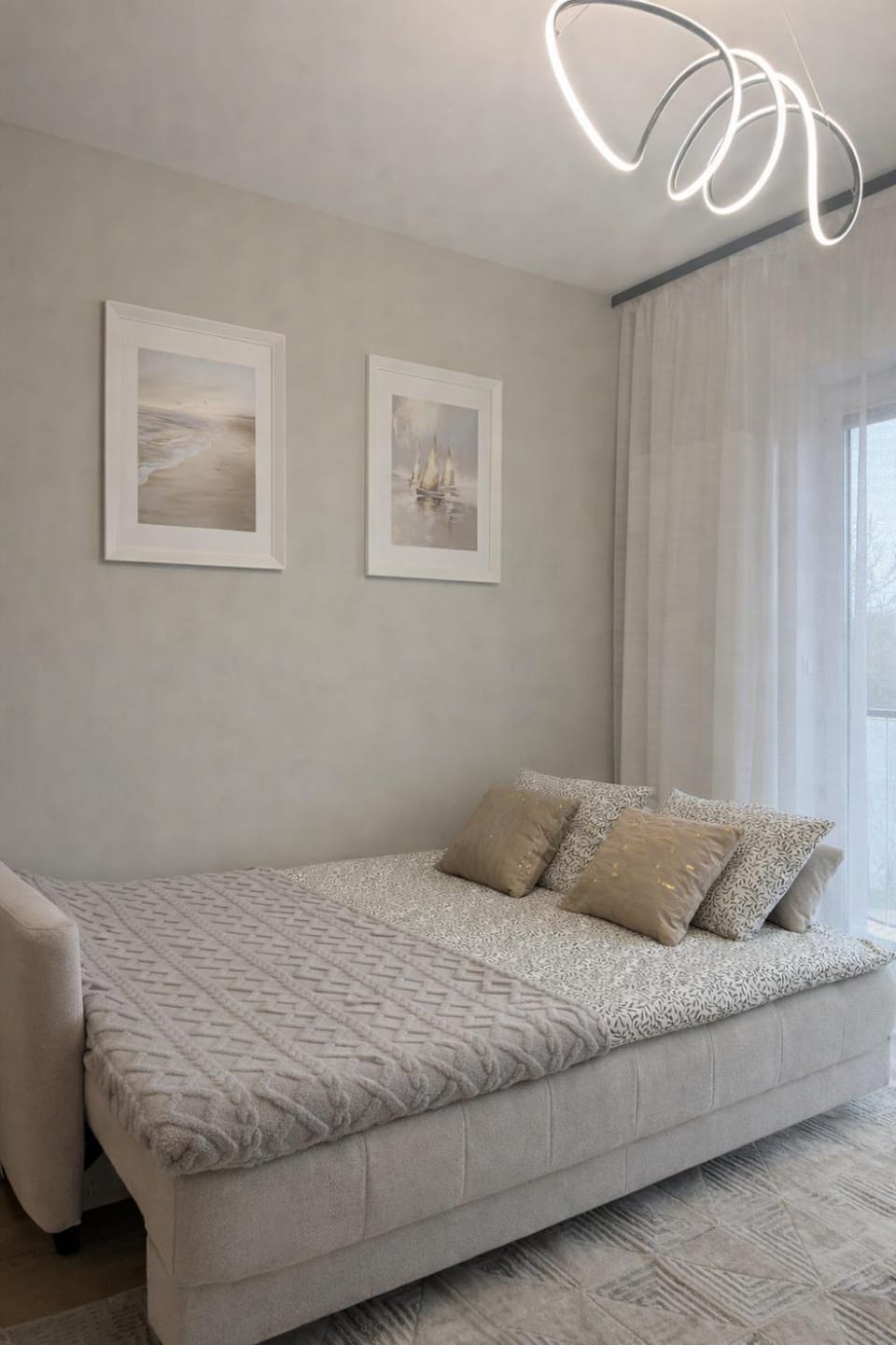 Bed, Living room